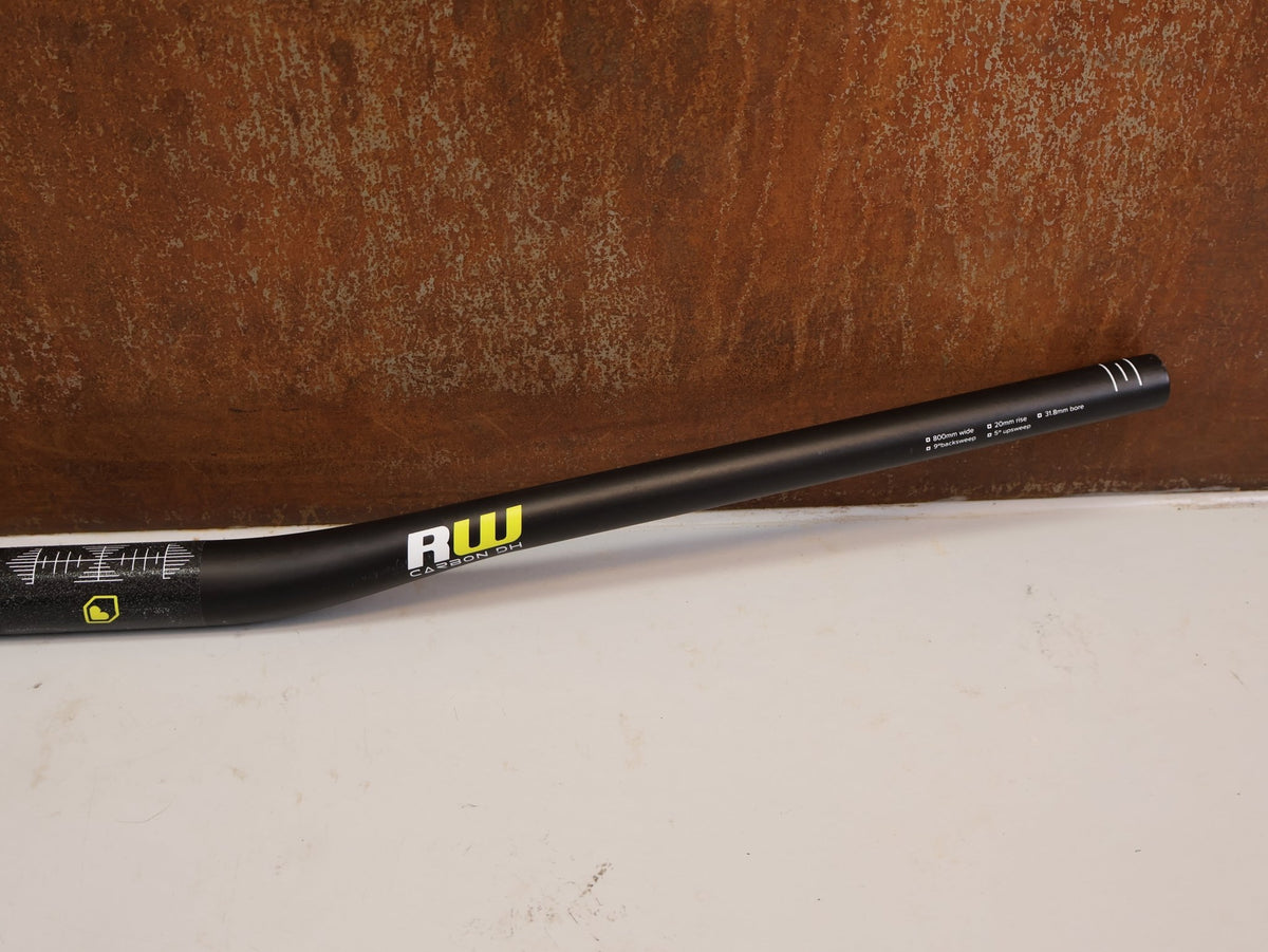 Lenker von Burgtec, BURGTEC RIDE WIDE CARBON DH LENKER 31.8MM 20MM vor USEDBIKES-OB.DE Hintergrund