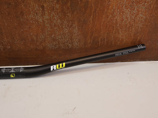 Lenker von Burgtec, BURGTEC RIDE WIDE CARBON DH LENKER 31.8MM 20MM vor USEDBIKES-OB.DE Hintergrund