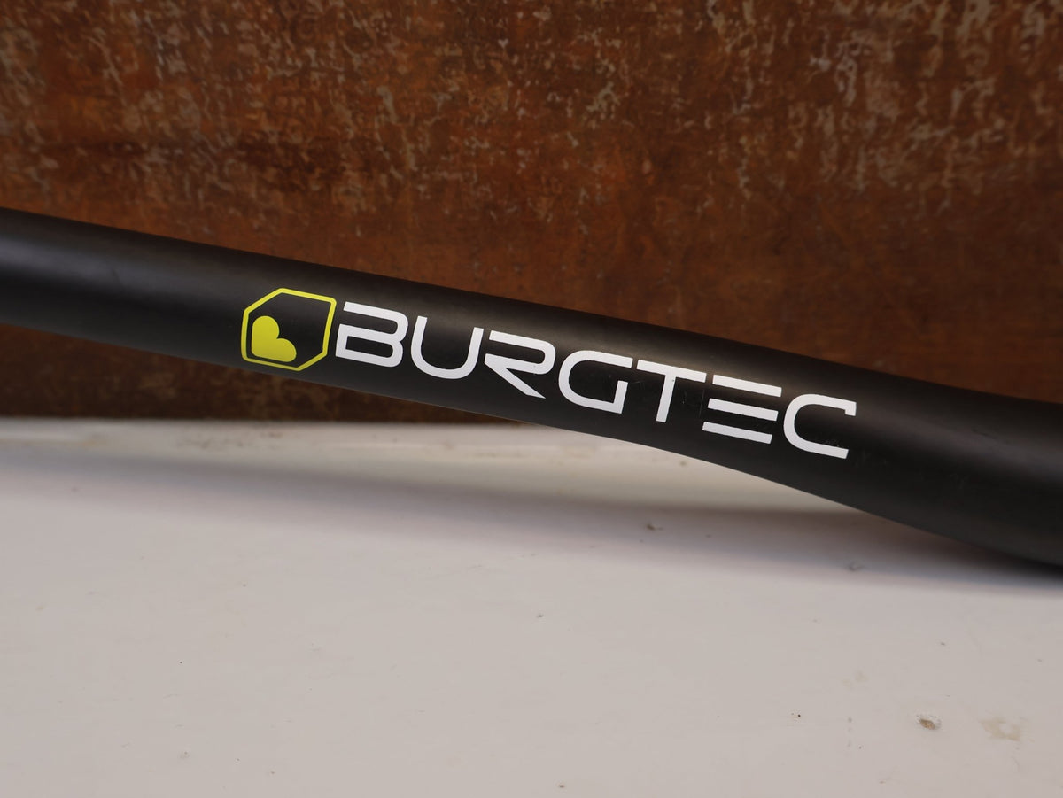 Lenker von Burgtec, BURGTEC RIDE WIDE CARBON DH LENKER 31.8MM 20MM vor USEDBIKES-OB.DE Hintergrund