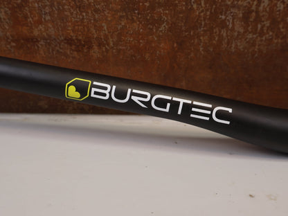 Lenker von Burgtec, BURGTEC RIDE WIDE CARBON DH LENKER 31.8MM 20MM vor USEDBIKES-OB.DE Hintergrund