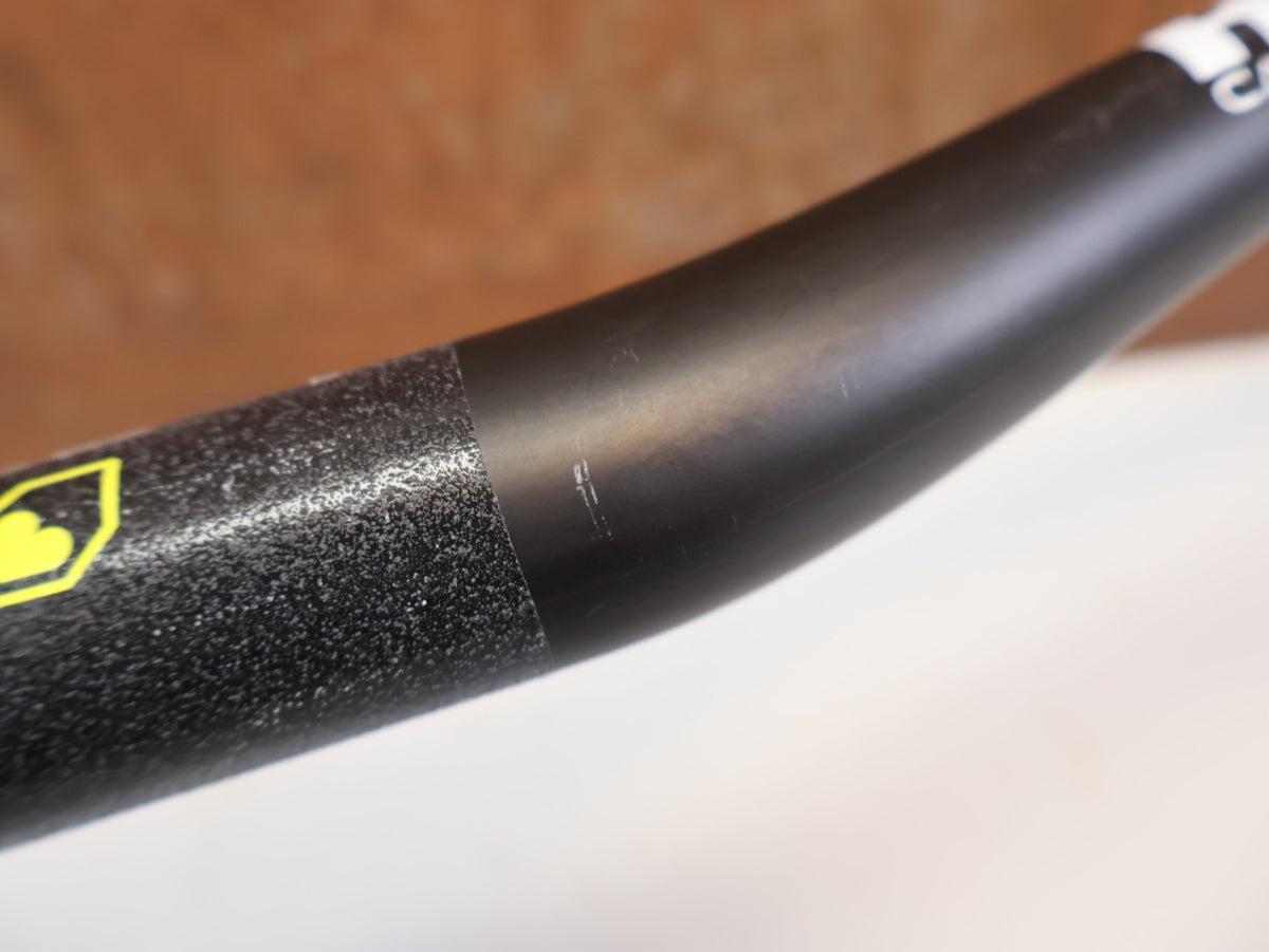 Lenker von Burgtec, BURGTEC RIDE WIDE CARBON DH LENKER 31.8MM 20MM vor USEDBIKES-OB.DE Hintergrund