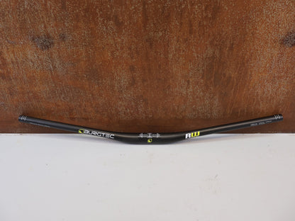 Lenker von Burgtec, BURGTEC RIDE WIDE CARBON DH LENKER 35MM 20MM vor USEDBIKES-OB.DE Hintergrund