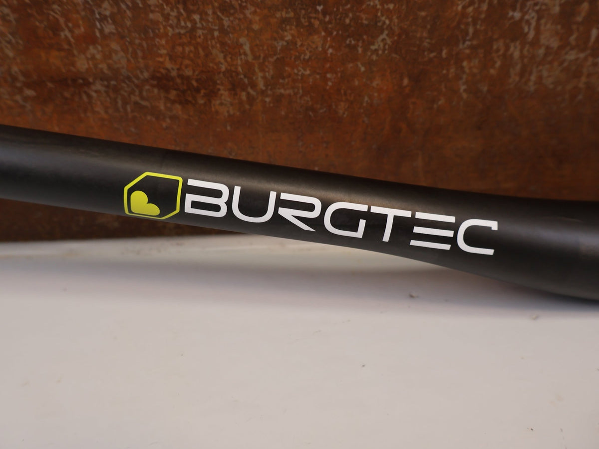 Lenker von Burgtec, BURGTEC RIDE WIDE CARBON DH LENKER 35MM 20MM vor USEDBIKES-OB.DE Hintergrund