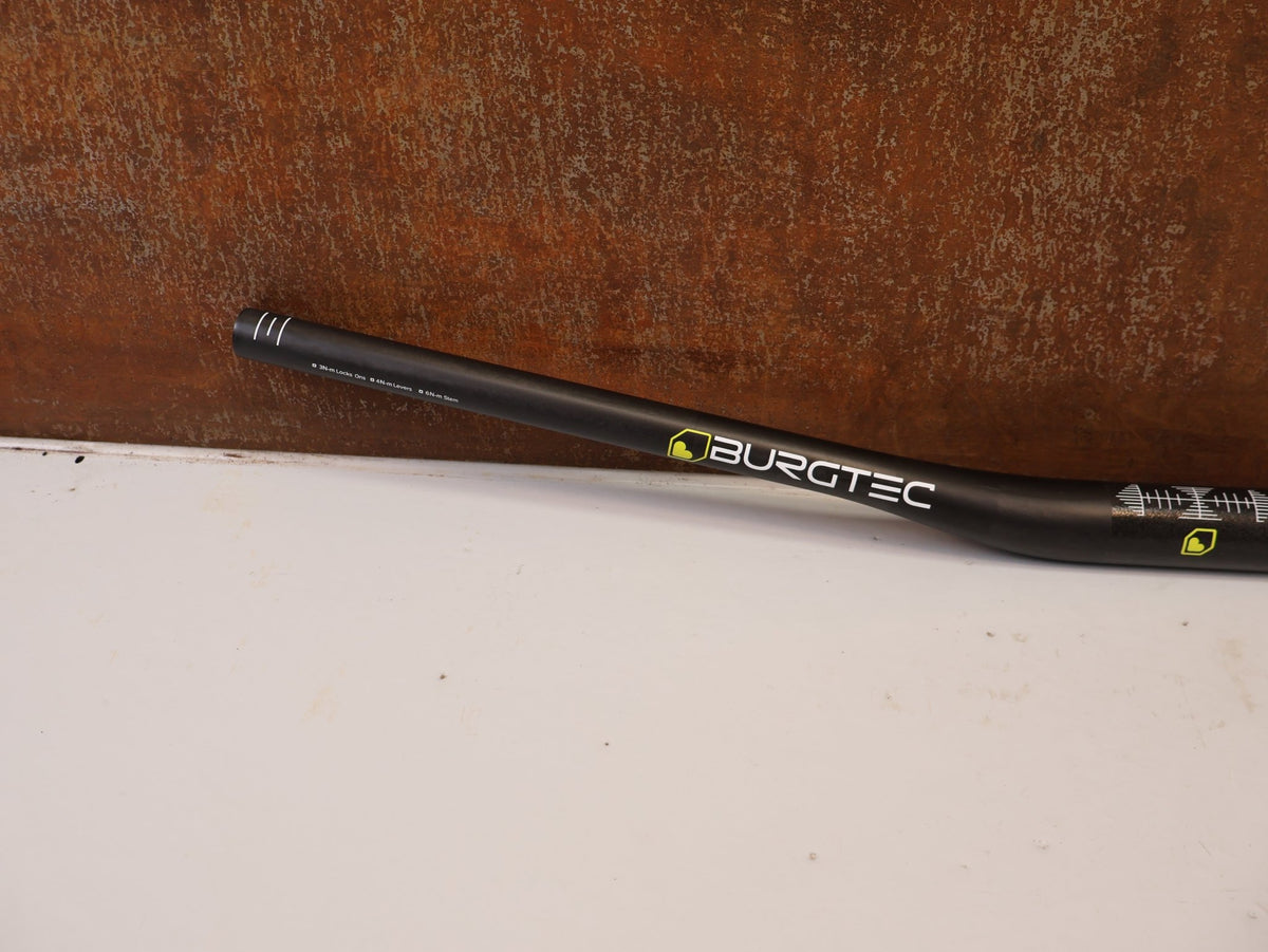 Lenker von Burgtec, BURGTEC RIDE WIDE CARBON DH LENKER 35MM 20MM vor USEDBIKES-OB.DE Hintergrund