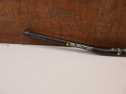 Lenker von Burgtec, BURGTEC RIDE WIDE CARBON DH LENKER 35MM 20MM vor USEDBIKES-OB.DE Hintergrund