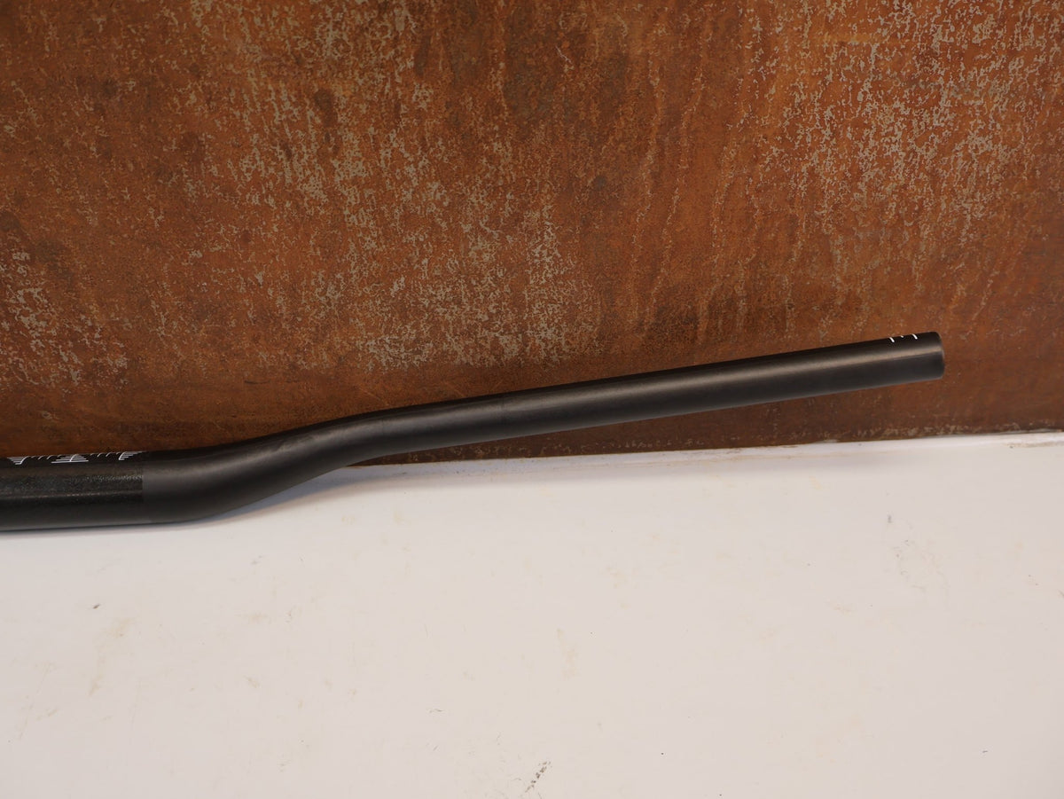 Lenker von Burgtec, BURGTEC RIDE WIDE CARBON DH LENKER 35MM 20MM vor USEDBIKES-OB.DE Hintergrund
