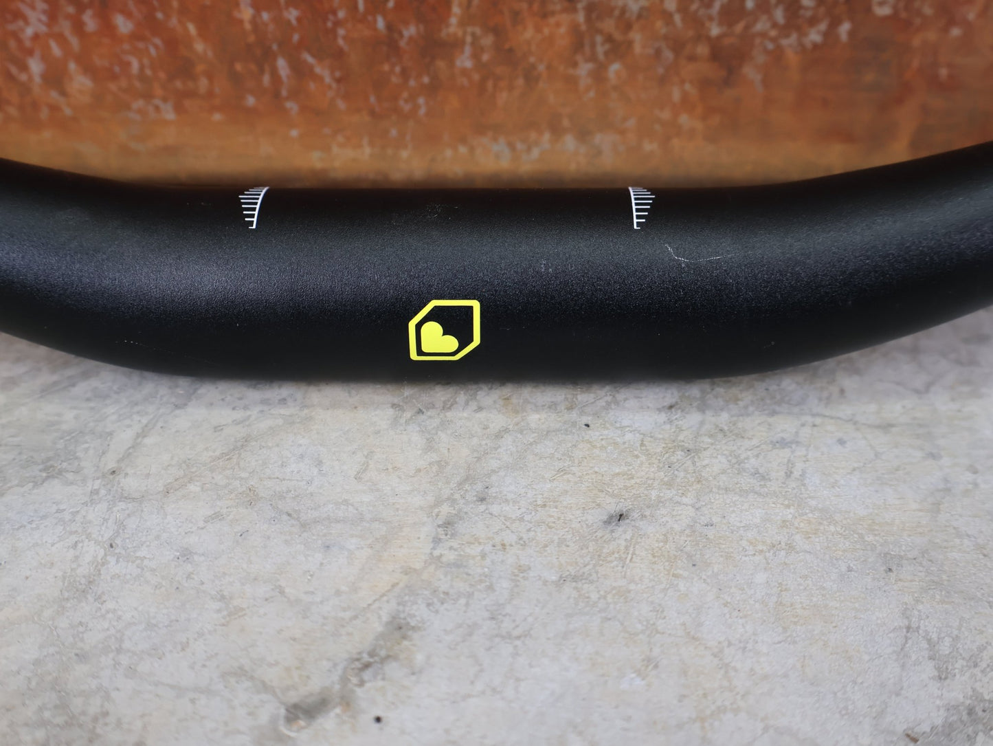 Lenker von Burgtec, BURGTEC RIDE WIDE ENDURO 35 RISER LENKER – 30 MM RISE – 780 MM vor USEDBIKES - OB.DE Hintergrund