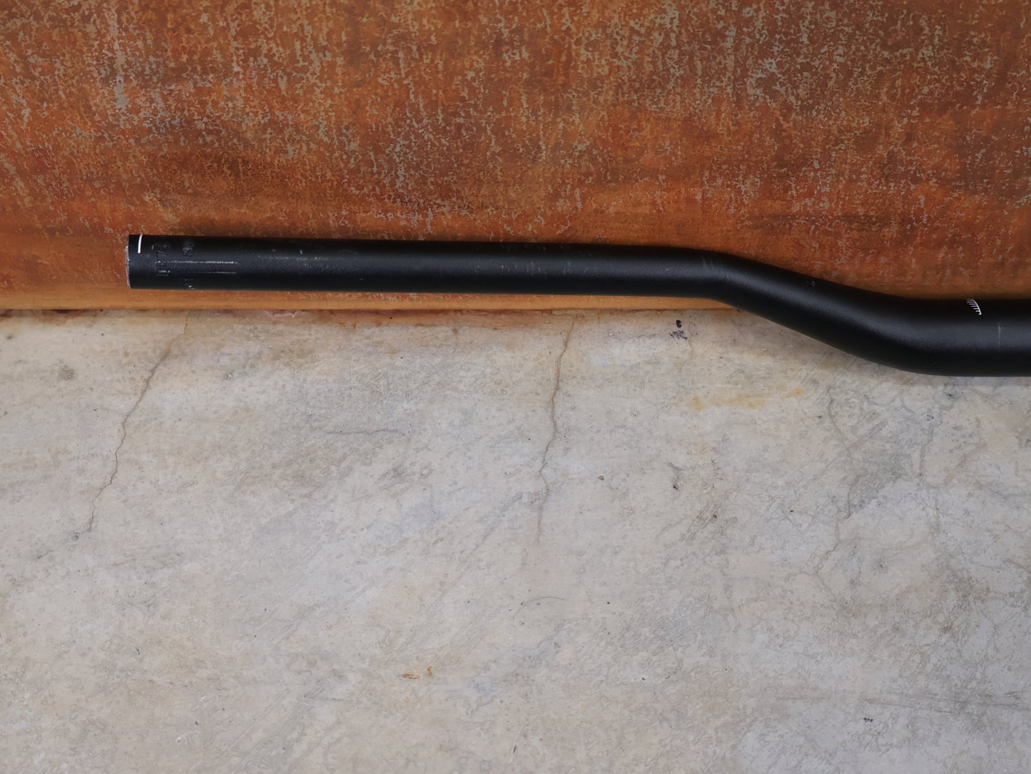 Lenker von Burgtec, BURGTEC RIDE WIDE ENDURO 35 RISER LENKER – 30 MM RISE – 780 MM vor USEDBIKES - OB.DE Hintergrund