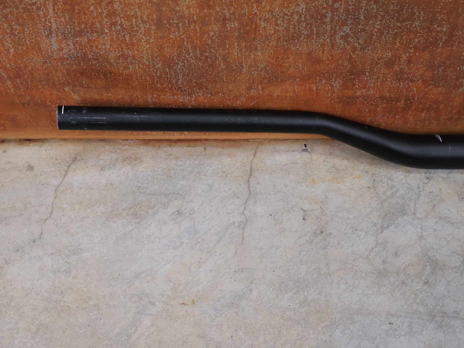 Lenker von Burgtec, BURGTEC RIDE WIDE ENDURO 35 RISER LENKER – 30 MM RISE – 780 MM vor USEDBIKES - OB.DE Hintergrund