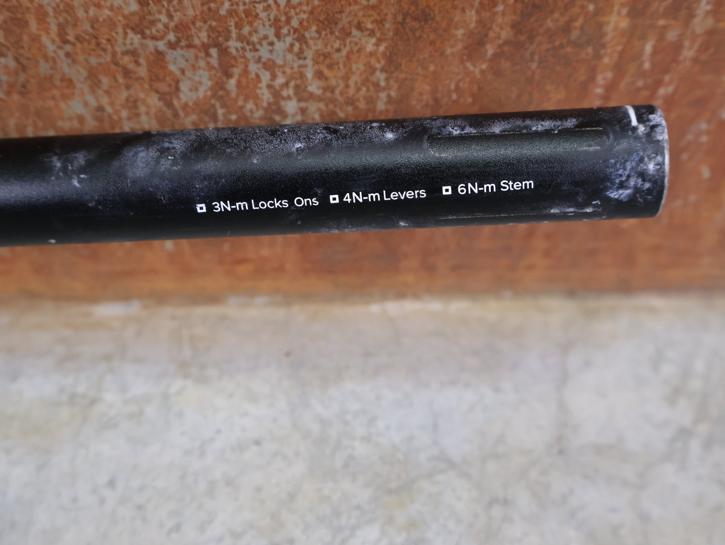 Lenker von Burgtec, BURGTEC RIDE WIDE ENDURO 35 RISER LENKER – 30 MM RISE – 780 MM vor USEDBIKES - OB.DE Hintergrund