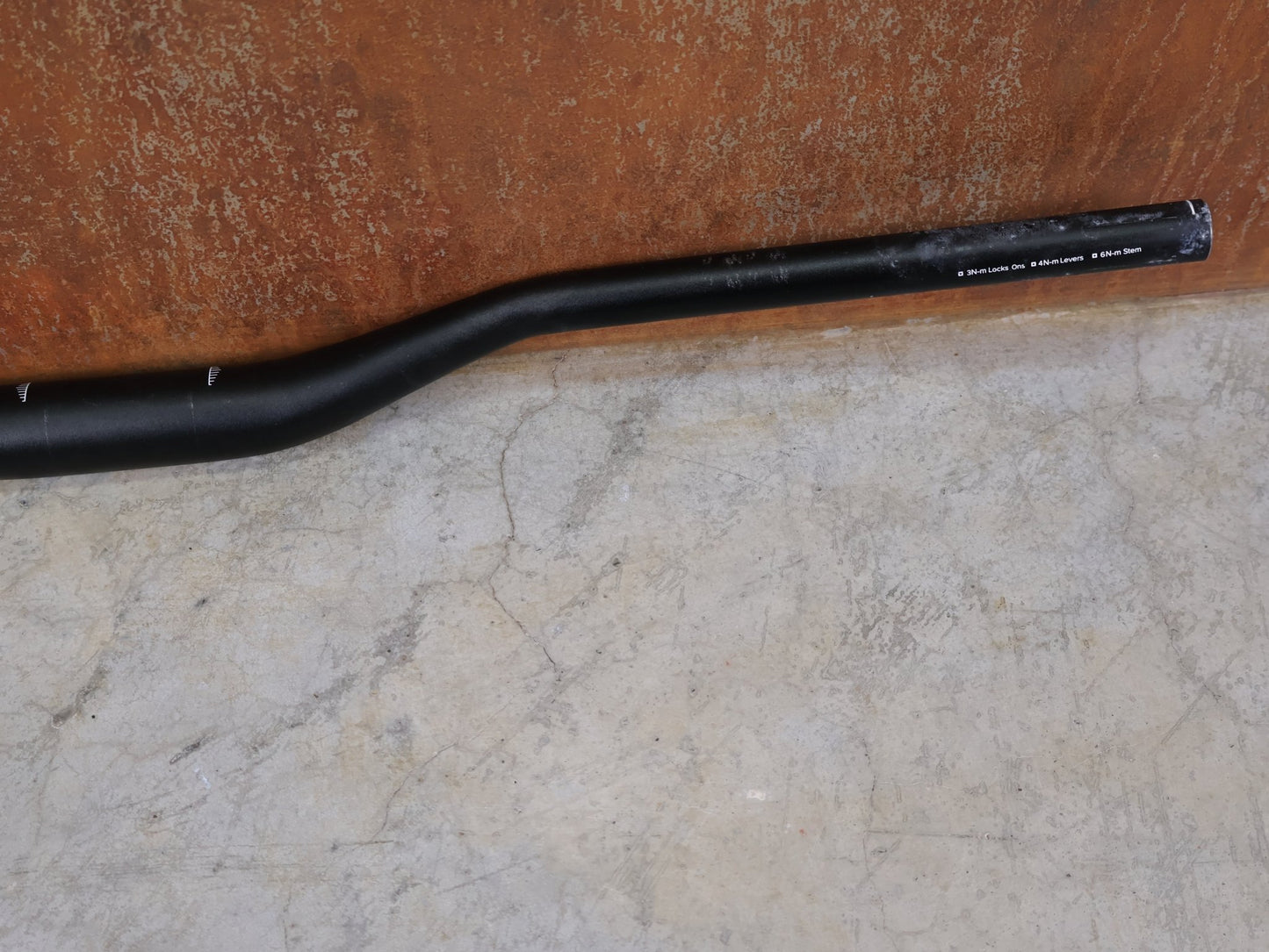 Lenker von Burgtec, BURGTEC RIDE WIDE ENDURO 35 RISER LENKER – 30 MM RISE – 780 MM vor USEDBIKES - OB.DE Hintergrund