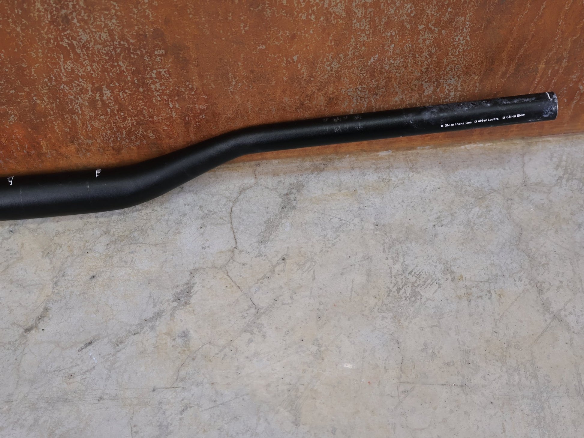 Lenker von Burgtec, BURGTEC RIDE WIDE ENDURO 35 RISER LENKER – 30 MM RISE – 780 MM vor USEDBIKES - OB.DE Hintergrund