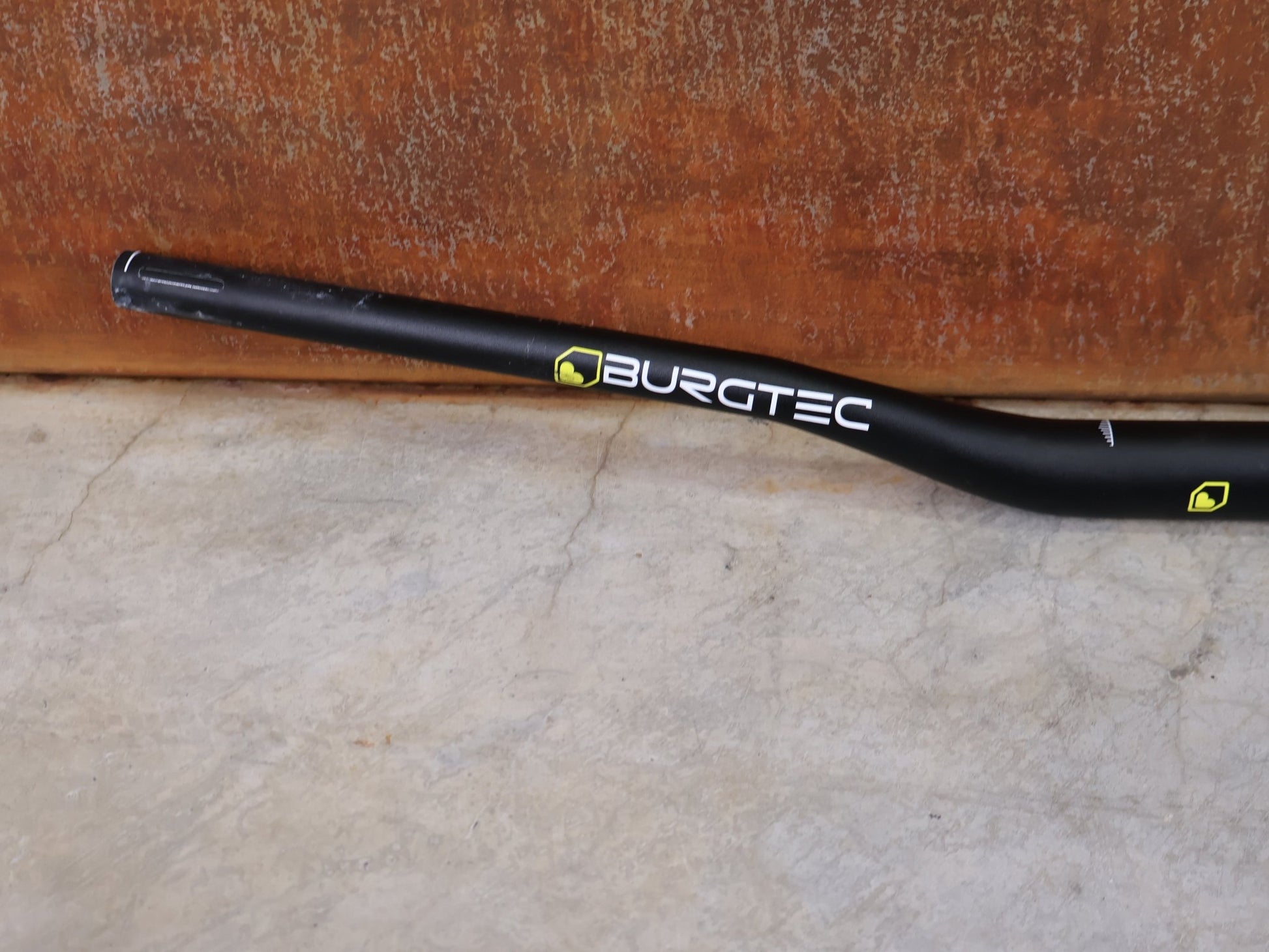 Lenker von Burgtec, BURGTEC RIDE WIDE ENDURO 35 RISER LENKER – 30 MM RISE – 780 MM vor USEDBIKES - OB.DE Hintergrund