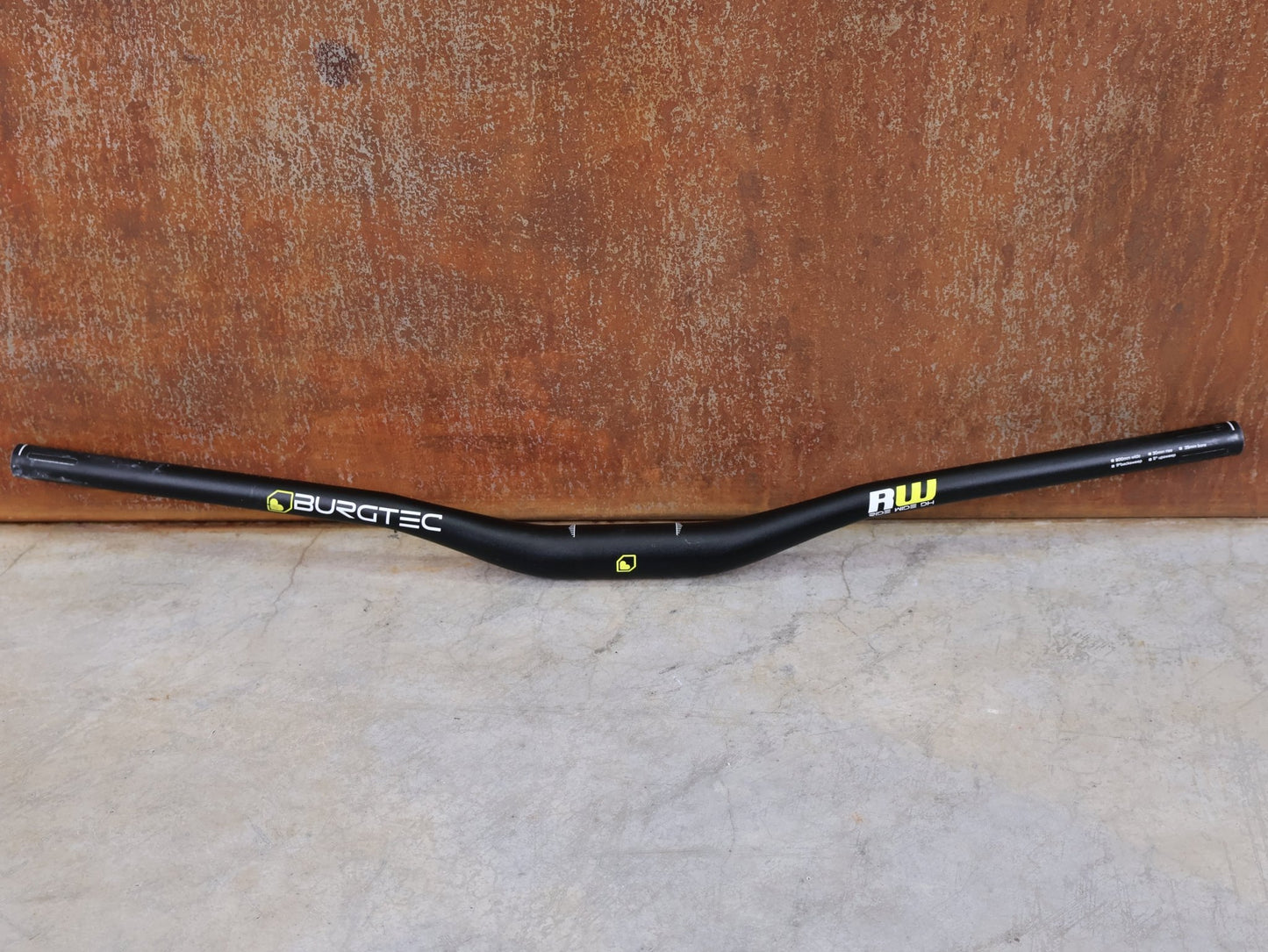 Lenker von Burgtec, BURGTEC RIDE WIDE ENDURO 35 RISER LENKER – 30 MM RISE – 780 MM vor USEDBIKES - OB.DE Hintergrund