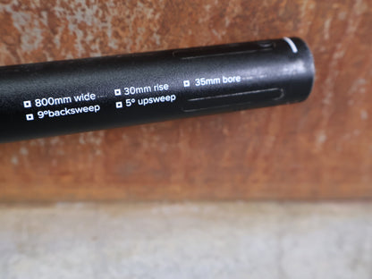 Lenker von Burgtec, BURGTEC RIDE WIDE ENDURO 35 RISER LENKER – 30 MM RISE – 780 MM vor USEDBIKES - OB.DE Hintergrund