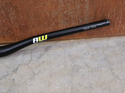 Lenker von Burgtec, BURGTEC RIDE WIDE ENDURO 35 RISER LENKER – 30 MM RISE – 780 MM vor USEDBIKES - OB.DE Hintergrund