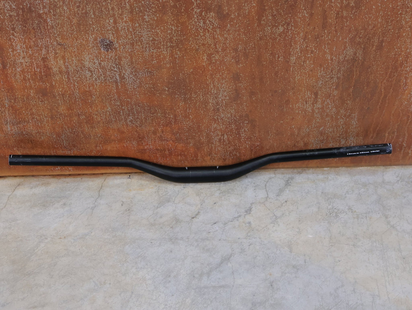 Lenker von Burgtec, BURGTEC RIDE WIDE ENDURO 35 RISER LENKER – 30 MM RISE – 780 MM vor USEDBIKES - OB.DE Hintergrund