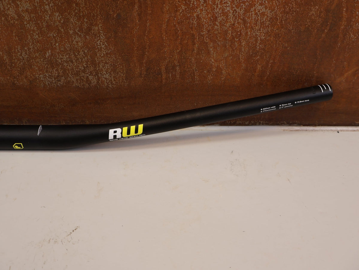 Lenker von Burgtec, BURGTEC RIDEWIDE 31.8MM MTB LENKER 800MM 15MM vor USEDBIKES-OB.DE Hintergrund