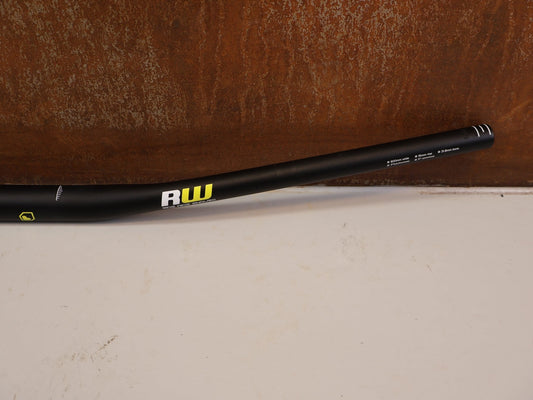 Lenker von Burgtec, BURGTEC RIDEWIDE 31.8MM MTB LENKER 800MM 15MM vor USEDBIKES-OB.DE Hintergrund