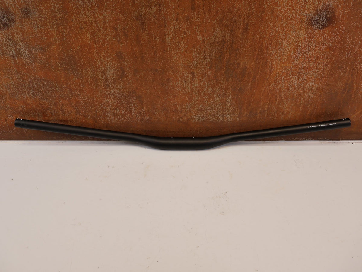 Lenker von Burgtec, BURGTEC RIDEWIDE 31.8MM MTB LENKER 800MM 15MM vor USEDBIKES-OB.DE Hintergrund