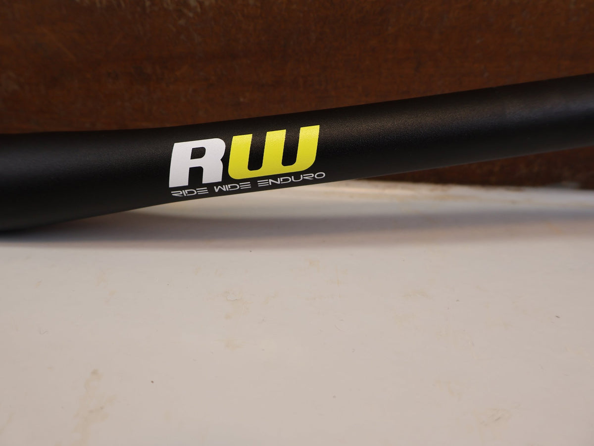 Lenker von Burgtec, BURGTEC RIDEWIDE 31.8MM MTB LENKER 800MM 15MM vor USEDBIKES-OB.DE Hintergrund