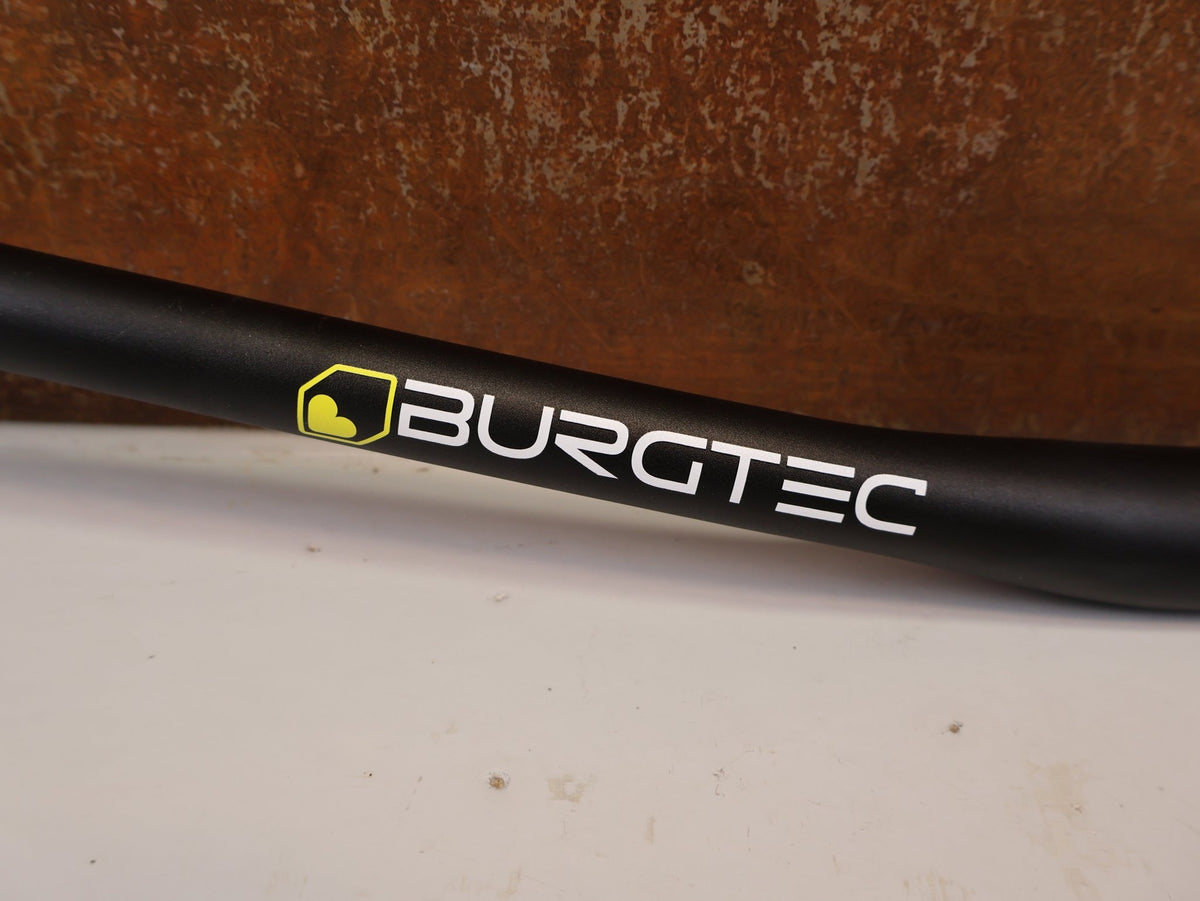 Lenker von Burgtec, BURGTEC RIDEWIDE 31.8MM MTB LENKER 800MM 15MM vor USEDBIKES-OB.DE Hintergrund