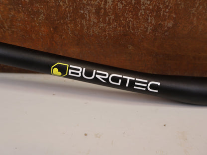Lenker von Burgtec, BURGTEC RIDEWIDE 31.8MM MTB LENKER 800MM 15MM vor USEDBIKES-OB.DE Hintergrund