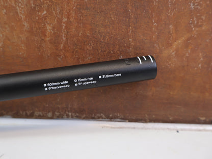 Lenker von Burgtec, BURGTEC RIDEWIDE 31.8MM MTB LENKER 800MM 15MM vor USEDBIKES-OB.DE Hintergrund