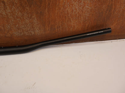 Lenker von Burgtec, BURGTEC RIDEWIDE 31.8MM MTB LENKER 800MM 15MM vor USEDBIKES-OB.DE Hintergrund