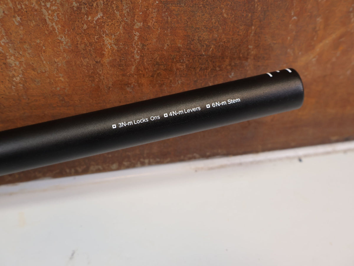 Lenker von Burgtec, BURGTEC RIDEWIDE 31.8MM MTB LENKER 800MM 15MM vor USEDBIKES-OB.DE Hintergrund