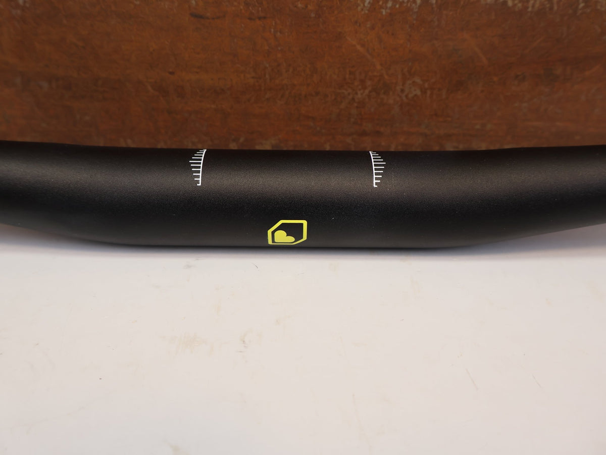 Lenker von Burgtec, BURGTEC RIDEWIDE 31.8MM MTB LENKER 800MM 15MM vor USEDBIKES-OB.DE Hintergrund