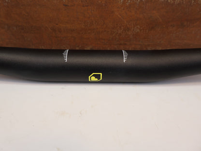 Lenker von Burgtec, BURGTEC RIDEWIDE 31.8MM MTB LENKER 800MM 15MM vor USEDBIKES-OB.DE Hintergrund