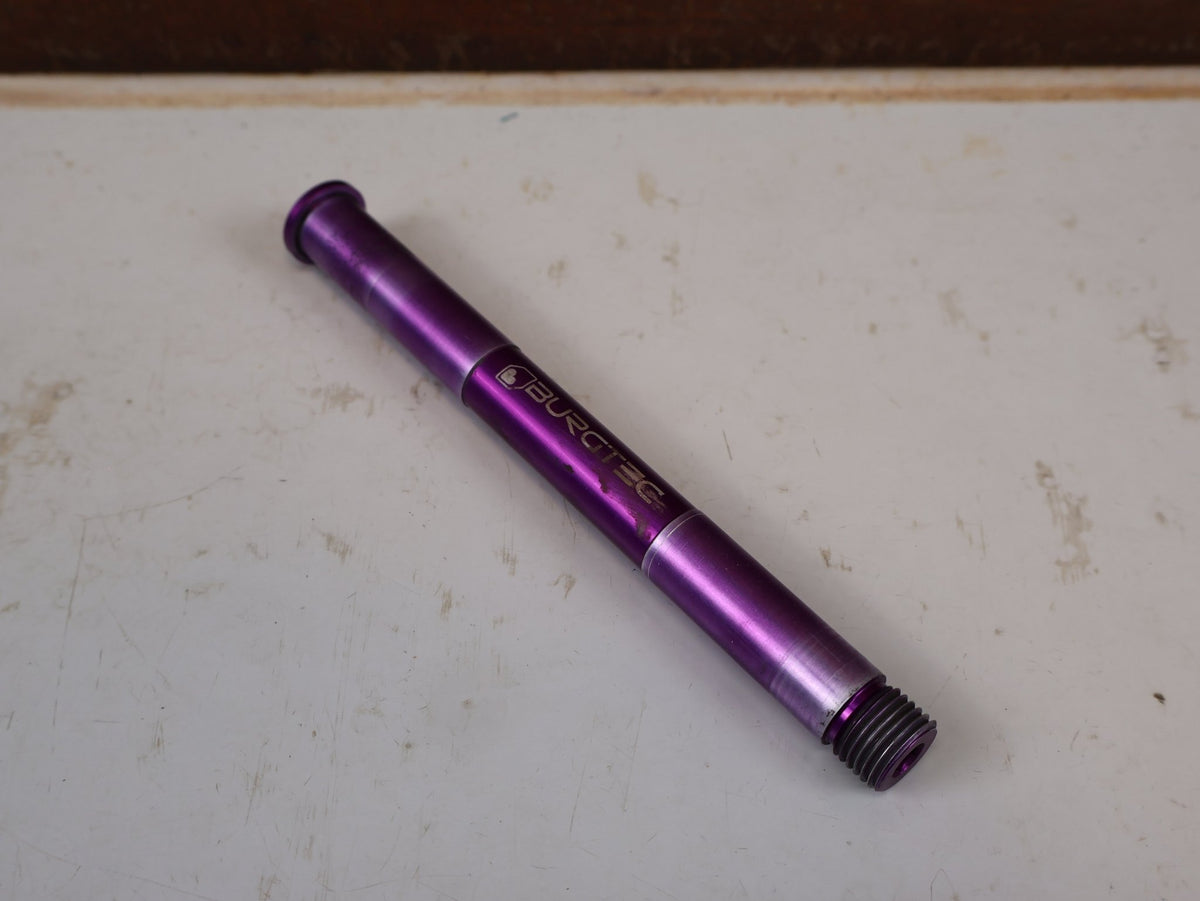 Zubehör von Burgtec, Burgtec RockShox Boost Steckachse 15x110mm Purple Rain 158mm vor USEDBIKES-OB.DE Hintergrund