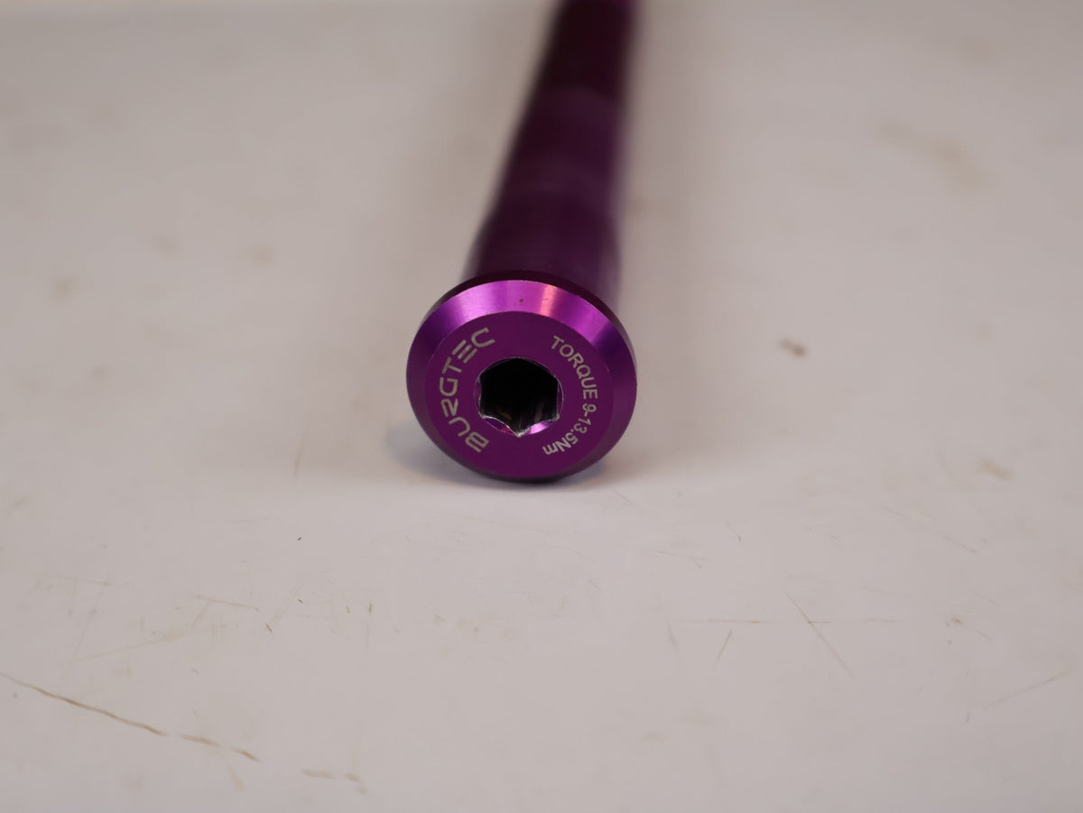 Zubehör von Burgtec, Burgtec RockShox Boost Steckachse 15x110mm Purple Rain 158mm vor USEDBIKES-OB.DE Hintergrund