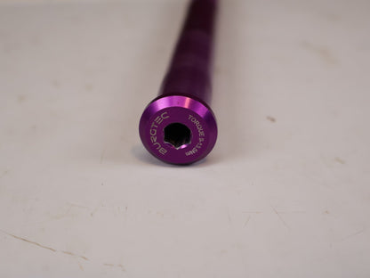 Zubehör von Burgtec, Burgtec RockShox Boost Steckachse 15x110mm Purple Rain 158mm vor USEDBIKES-OB.DE Hintergrund