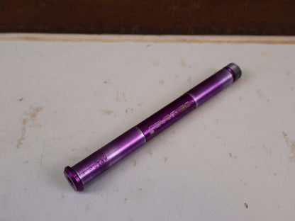 Zubehör von Burgtec, Burgtec RockShox Boost Steckachse 15x110mm Purple Rain 158mm vor USEDBIKES-OB.DE Hintergrund