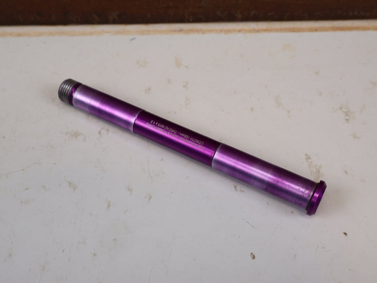 Zubehör von Burgtec, Burgtec RockShox Boost Steckachse 15x110mm Purple Rain 158mm vor USEDBIKES-OB.DE Hintergrund