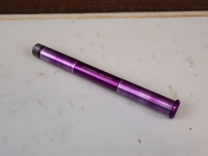Zubehör von Burgtec, Burgtec RockShox Boost Steckachse 15x110mm Purple Rain 158mm vor USEDBIKES-OB.DE Hintergrund