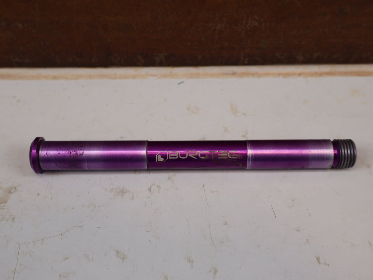 Zubehör von Burgtec, Burgtec RockShox Boost Steckachse 15x110mm Purple Rain 158mm vor USEDBIKES-OB.DE Hintergrund
