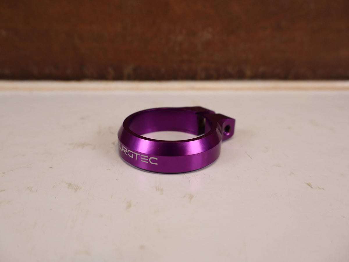 Zubehör von Burgtec, Burgtec Sattelklemme 39.7mm Purple Rain MTB 10574 vor USEDBIKES-OB.DE Hintergrund