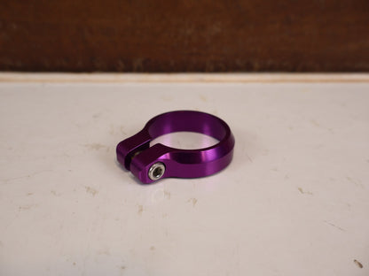 Zubehör von Burgtec, Burgtec Sattelklemme 39.7mm Purple Rain MTB 10574 vor USEDBIKES-OB.DE Hintergrund