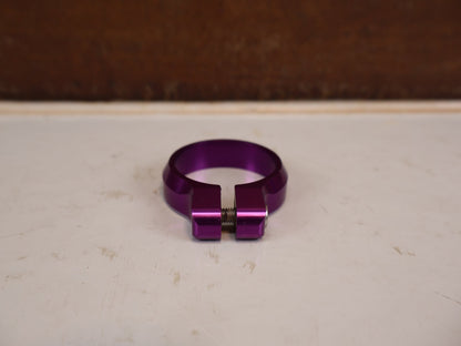 Zubehör von Burgtec, Burgtec Sattelklemme 39.7mm Purple Rain MTB 10574 vor USEDBIKES-OB.DE Hintergrund