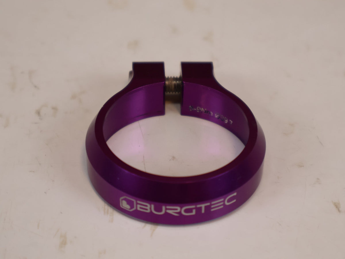 Zubehör von Burgtec, Burgtec Sattelklemme 39.7mm Purple Rain MTB 10574 vor USEDBIKES-OB.DE Hintergrund