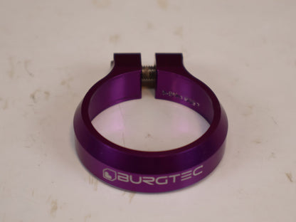Zubehör von Burgtec, Burgtec Sattelklemme 39.7mm Purple Rain MTB 10574 vor USEDBIKES-OB.DE Hintergrund