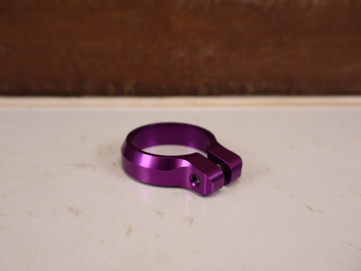 Zubehör von Burgtec, Burgtec Sattelklemme 39.7mm Purple Rain MTB 10574 vor USEDBIKES-OB.DE Hintergrund