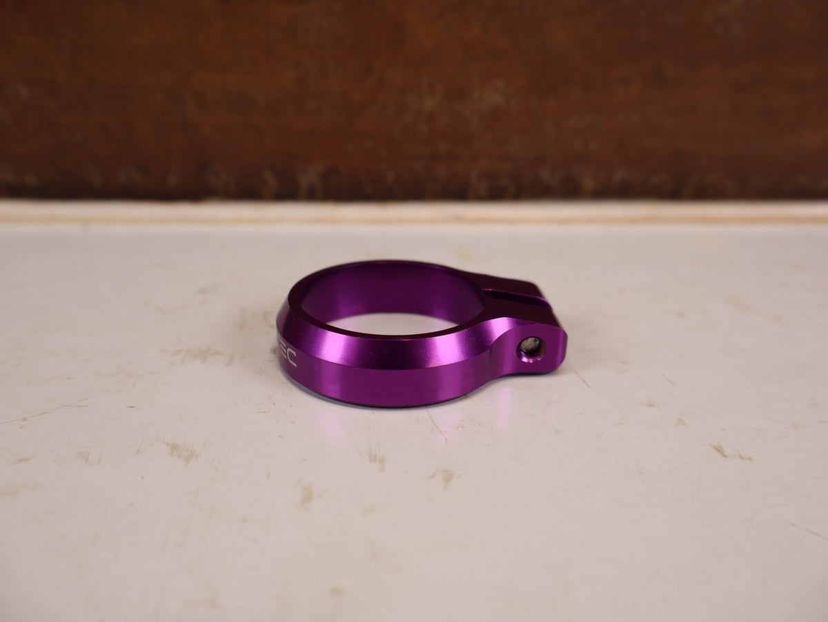 Zubehör von Burgtec, Burgtec Sattelklemme 39.7mm Purple Rain MTB 10574 vor USEDBIKES-OB.DE Hintergrund