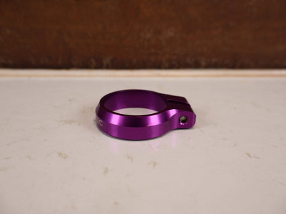 Zubehör von Burgtec, Burgtec Sattelklemme 39.7mm Purple Rain MTB 10574 vor USEDBIKES-OB.DE Hintergrund