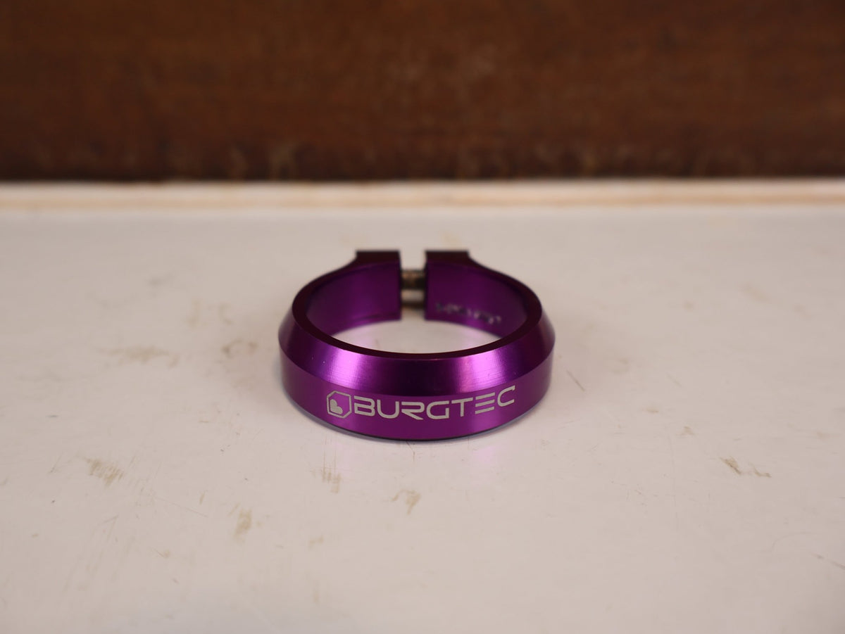 Zubehör von Burgtec, Burgtec Sattelklemme 39.7mm Purple Rain MTB 10574 vor USEDBIKES-OB.DE Hintergrund