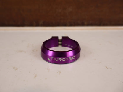 Zubehör von Burgtec, Burgtec Sattelklemme 39.7mm Purple Rain MTB 10574 vor USEDBIKES-OB.DE Hintergrund