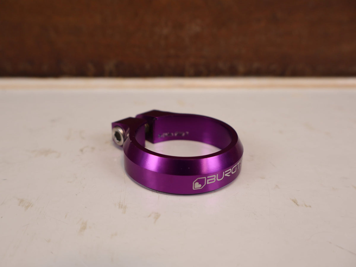 Zubehör von Burgtec, Burgtec Sattelklemme 39.7mm Purple Rain MTB 10574 vor USEDBIKES-OB.DE Hintergrund